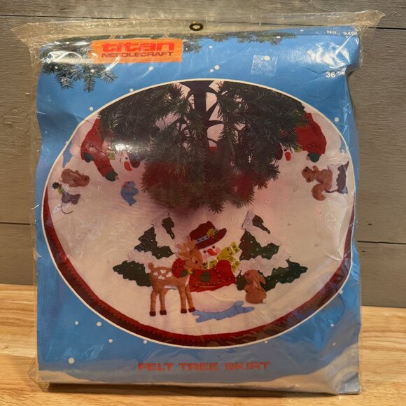 Vintage Christmas Titan Needlecraft 36 Felt Tree Skirt Kit 1990 DIY Craft NWOT - Picture 1 of 6